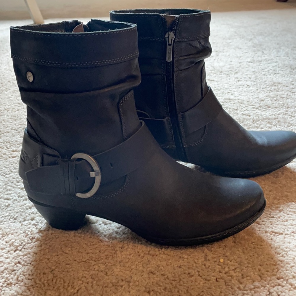 Brand new never worn. Beautiful boots